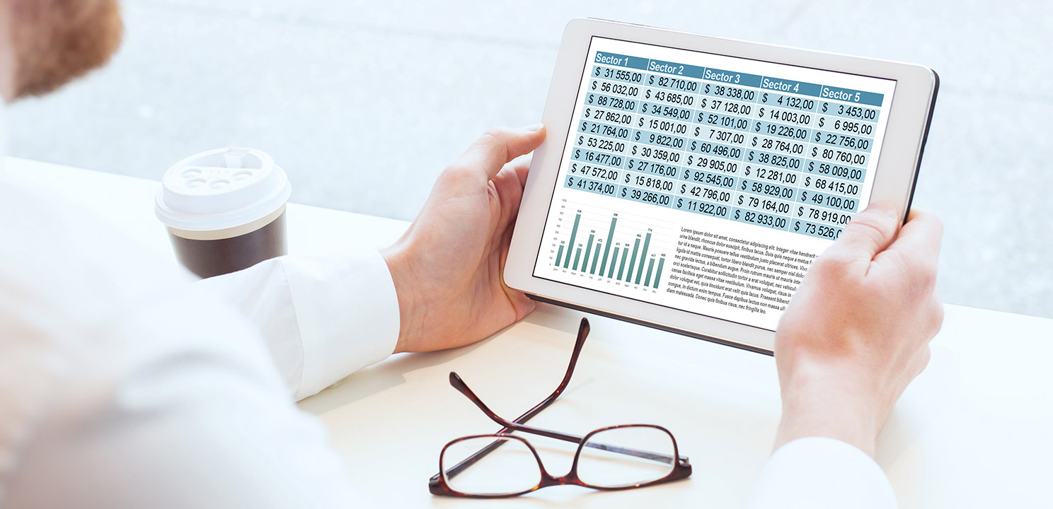 Digitale Buchhaltung: Geschäftsmann prüft die Bilanzzahlen in digitaler Form auf einem Tablet