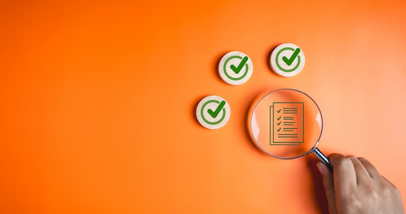 Lupe über digitalem Dokumentensymbol