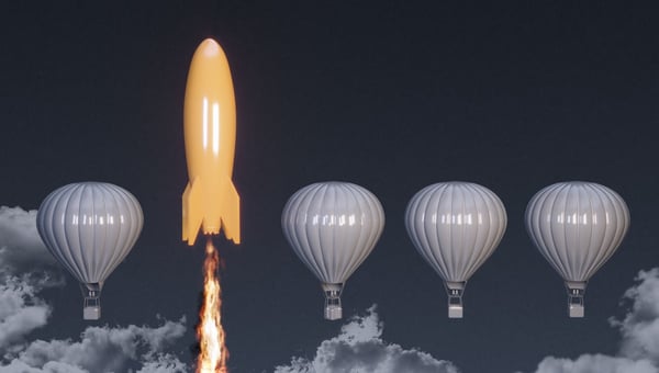 Cohete amarillo y globos de aire blancos